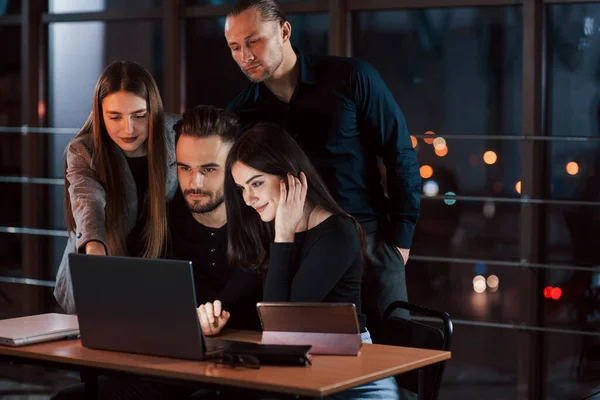 Guy Teaches His Employees Team Young Business People Works Project — Stockfoto