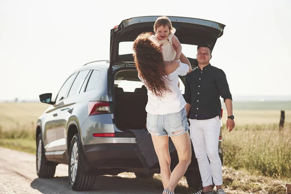 Famille Passer Bon Moment Campagne Près Automobile Argent Coucher Soleil — Photo