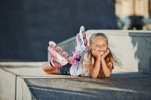 Nettes Kleines Mädchen Mit Rollschuhen Freien Sitzt Auf Der Rampe — Stockfoto