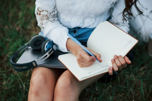 Yazma Süreci Genç Bir Kadın Hafta Sonu Geçirir Gündüz Vakti — Stok fotoğraf
