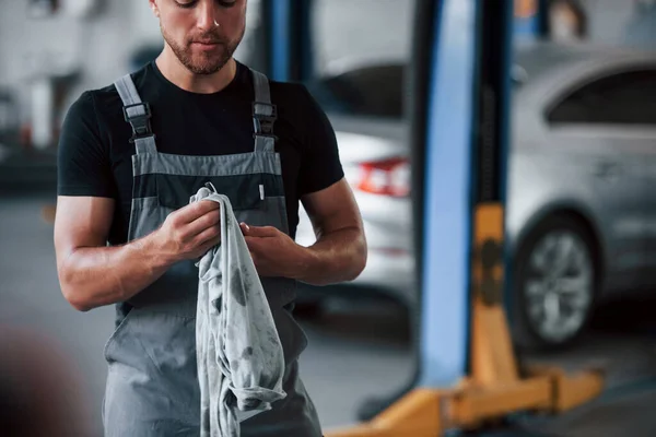 Día Ordinario Trabajo Hombre Camisa Negra Uniforme Gris Levanta Garaje — Foto de Stock