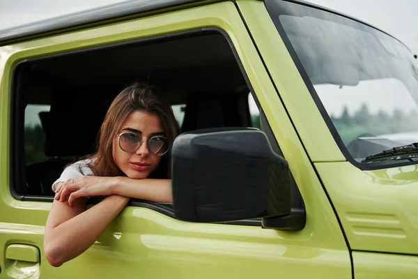 Красива Жінка Зеленому Сучасному Автомобілі Позує Камеру — стокове фото