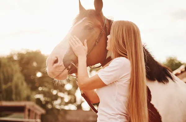 Tempo Ensolarado Mulher Feliz Com Seu Cavalo Rancho Durante Dia — Fotografia de Stock