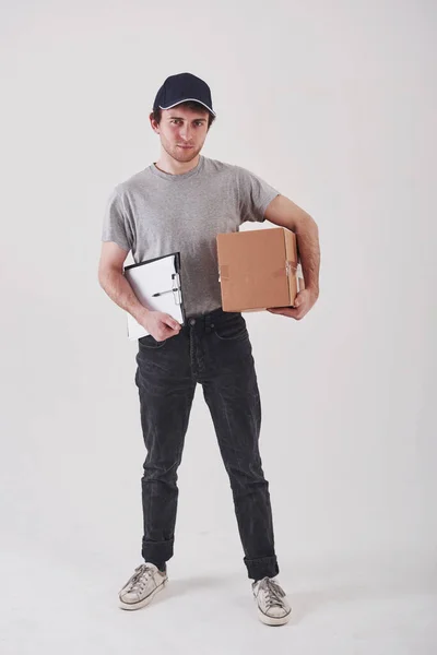 员工在第一个工作日 手里拿着盒子的男人站在演播室的白色背景下 — 图库照片