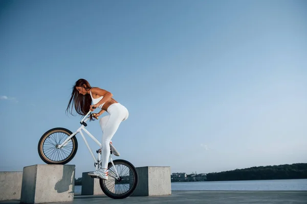 Foto Movimento Fazer Acrobacias Piloto Feminino Está Bicicleta Durante Dia — Fotografia de Stock
