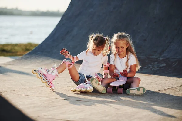 Relaxing Have Conversation Ramp Extreme Sports Two Little Girls Roller — Stock Photo, Image