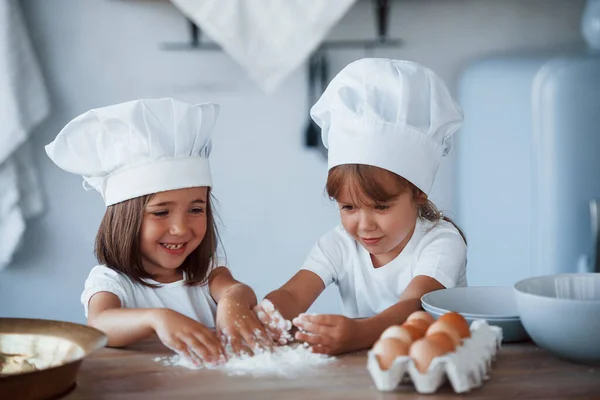 Concentração Cozinha Crianças Família Uniforme Chef Branco Preparando Comida Cozinha — Fotografia de Stock