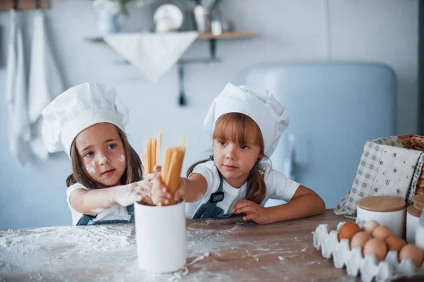 Διασκεδάζουμε Μακαρόνια Οικογένεια Παιδιά Λευκό Σεφ Στολή Προετοιμασία Των Τροφίμων — Φωτογραφία Αρχείου