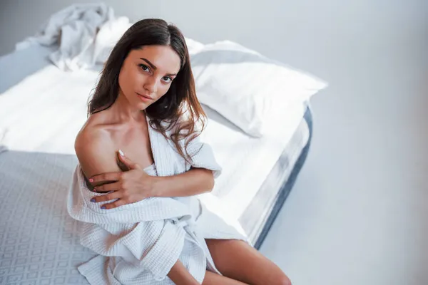 Portret Van Een Mooie Brunette Witte Kleren Die Het Bed — Stockfoto