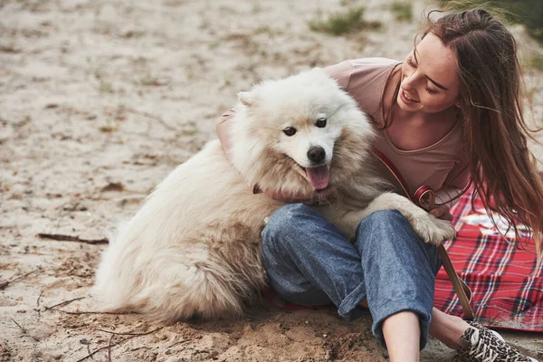 Hermoso Animal Chica Rubia Con Lindo Perro Blanco Tienen Gran —  Fotos de Stock