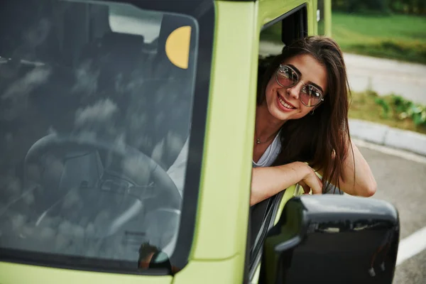 Vacker Kvinna Den Gröna Moderna Bilen Poserar För Kameran — Stockfoto