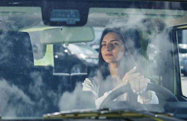 Reflexão Nuvens Vidro Vista Frontal Mulher Que Dirige Carro Novo — Fotografia de Stock