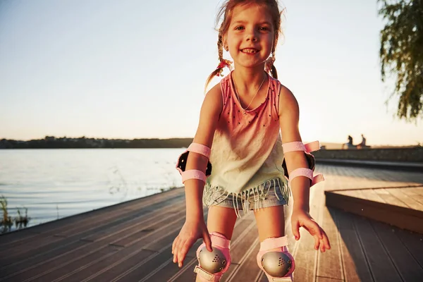 Happy Cute Kid Riding Her Roller Skates Summertime Leisure Weekends — Stock Photo, Image