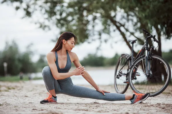 Geconcentreerde Blik Vrouwelijke Fietser Met Goede Lichaamsvorm Doet Yoga Oefeningen — Stockfoto