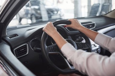 Ellerini direksiyona koy. Yeni arabasında oturan güzel sarışın kız..