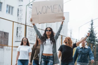 Biri harekete geçmeli. Bir grup feminist kadın dışarıda hakları için protesto yapıyor..
