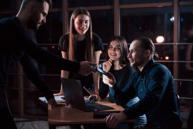 Telefonunuz var. Genç iş adamlarından oluşan bir ekip gece ofiste projeleri üzerinde çalışıyor..