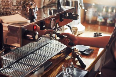 Taze içki böyle yapılır. Genç bayan kafe çalışanı içeride. İş ve hizmet kavramı.