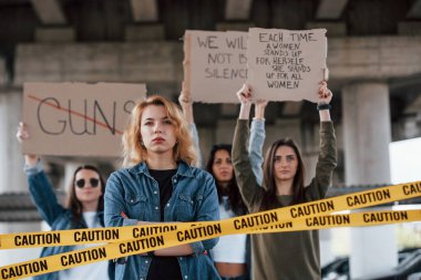 Takımın lideri. Bir grup feminist kadın dışarıda hakları için protesto yapıyor..