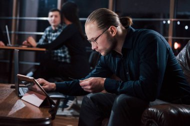 Çevrimiçi alışveriş sistemi kuruyorum. Genç iş adamlarından oluşan bir ekip gece ofiste projeleri üzerinde çalışıyor..