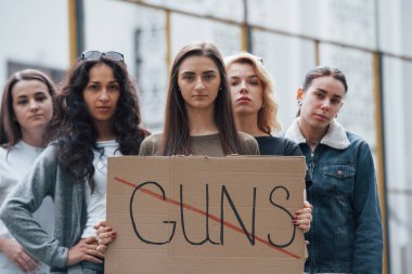 Konuşma zamanı geldi. Bir grup feminist kadın dışarıda hakları için protesto yapıyor..