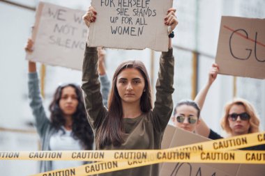 Sosyal sorunlar. Bir grup feminist kadın dışarıda hakları için protesto yapıyor..