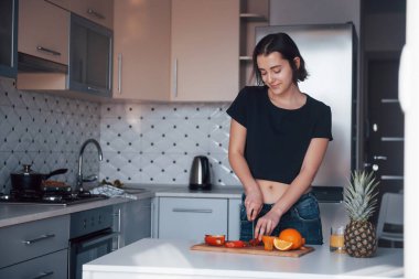 Bir koca bekliyorum. Günümüz mutfağında hafta sonları evde olan bir kız..