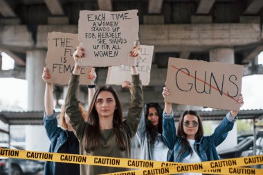 Haklarımız var. Bir grup feminist kadın dışarıda protesto yapıyor..