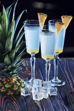 Restoranda. Kokteyller hazır. Gece kulübündeki ahşap masada. Güzel ışıklandırma..