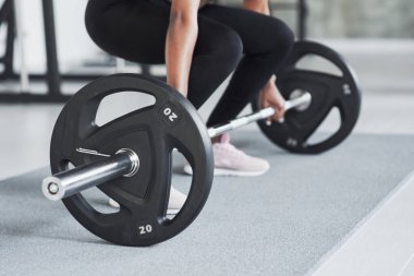 Ağırlık kaldırıyorum. Spor salonundaki kızın hafta sonları gördüğü parçacık görüntüsü.