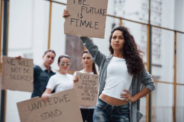 İspanyol kökenli. Bir grup feminist kadın dışarıda hakları için protesto yapıyor..