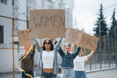 Ellerini kaldır. Bir grup feminist kadın dışarıda hakları için protesto yapıyor..