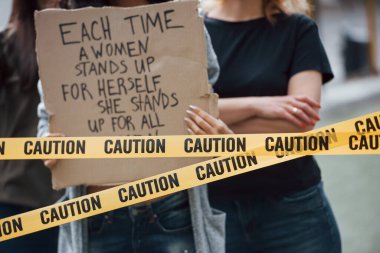 Manzarayı kapat. Bir grup feminist kadın dışarıda hakları için protesto yapıyor..