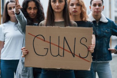 Barış için. Bir grup feminist kadın dışarıda hakları için protesto yapıyor..