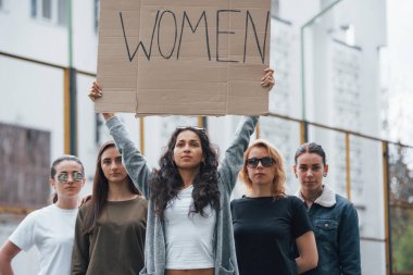Sesimiz duyulacak. Bir grup feminist kadın dışarıda hakları için protesto yapıyor..