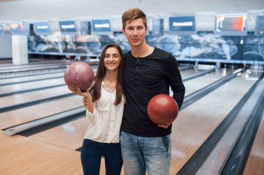 Modern insanlar. Genç neşeli arkadaşlar hafta sonları bowling kulübünde eğleniyorlar..