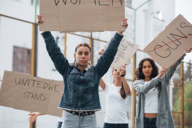 Hakların için savaş. Bir grup feminist kadın dışarıda protesto yapıyor..