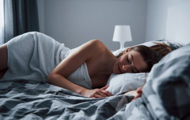 - Cesedin sol tarafında. Güzel genç bir kadın, sabahları yatağında uzanıyor..