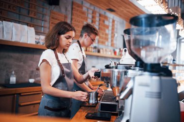 Birlikte çalışmak. İki genç kafe çalışanı içeride. İş ve hizmet kavramı.