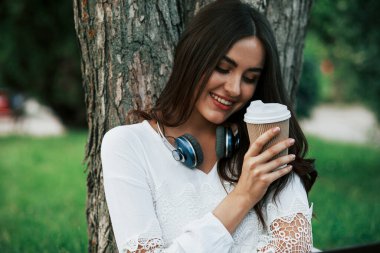 Sakin ve sessiz. Genç bir kadın hafta sonu geçirir ve gündüz vakti parkta oturur..