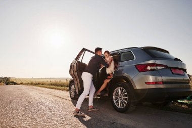 Dışarı çıkıyorum. Güzel insanlar hafta sonları modern arabadalar..