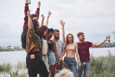 Varış noktasında. Bir grup insan sahilde piknik yapıyor. Arkadaşlar hafta sonu eğlenir..