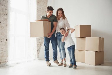 İşimiz bitmek üzere. Çocuktan neşeli bir ruh hali. Aile yeni eve taşınıyor. Taşınan kutular açılıyor.