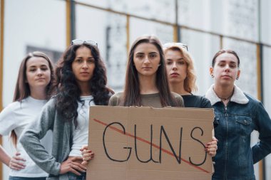 Başarabiliriz. Bir grup feminist kadın dışarıda hakları için protesto yapıyor..