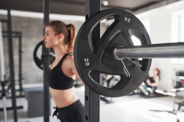 Spor günü. Hafta sonu spor salonundaki muhteşem sarışın kadının fotoğrafı..