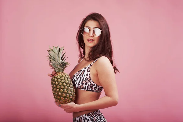 Pink Background Pineapple Hands Stylish Beautiful Young Girl Bikini Stands — Fotografia de Stock
