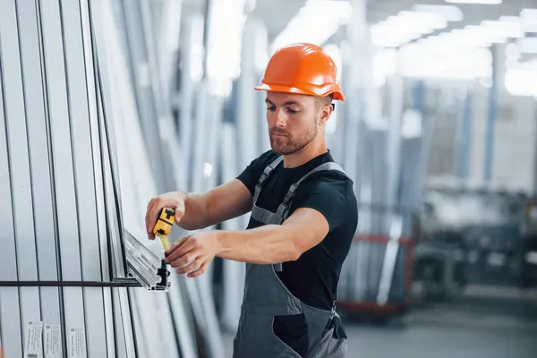 Lengte Van Objecten Meten Industriële Werknemer Binnen Fabriek Jonge Technicus — Stockfoto