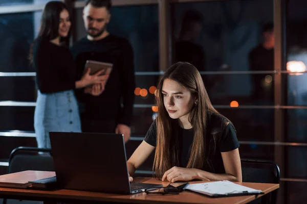 Fullt Koncentrerad Till Resultat Teamet Unga Affärsmän Arbetar Med Sitt — Stockfoto