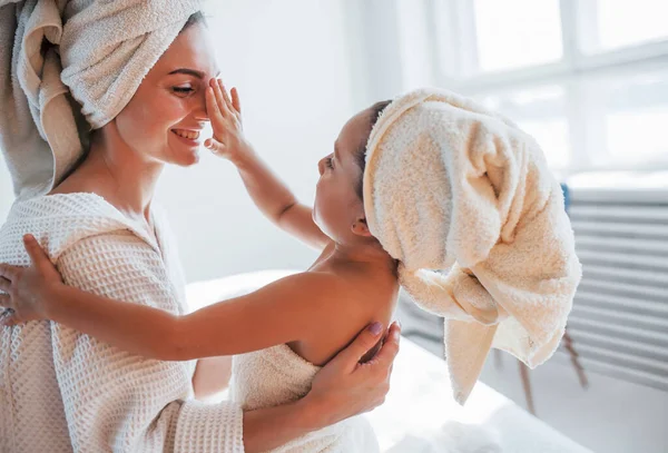 Che Umore Giocoso Giovane Madre Con Figlia Hanno Giornata Bellezza — Foto Stock