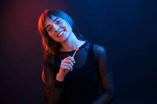 Elinde Pembe Şekerlerle Stüdyo Karanlık Stüdyoda Neon Işıkla Çekiliyor Genç — Stok fotoğraf